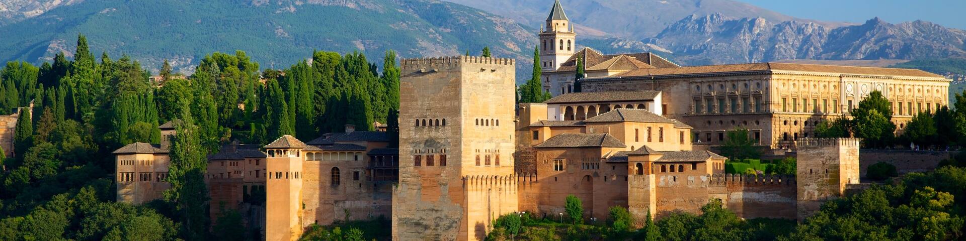 Mirador de San Nicolas showing mountains, chateau or palace and heritage architecture