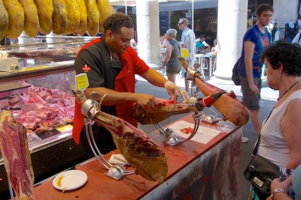 Marché de la Boquería qui includes nourriture et marchés