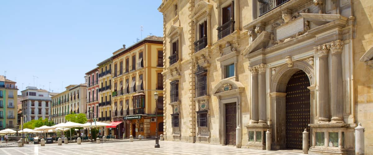 Plaza Nueva qui includes square ou place, bĂątiment public et patrimoine architectural