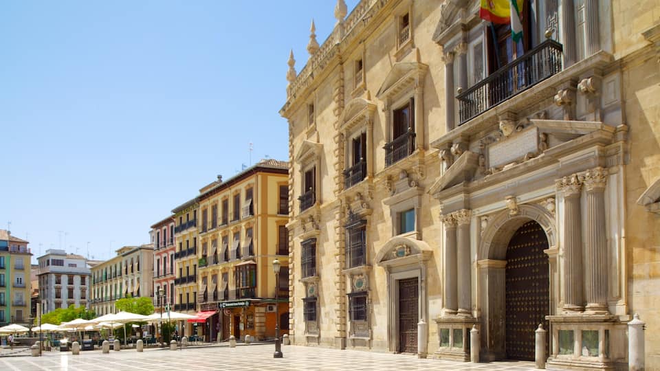 Plaza Nueva que incluye arquitectura patrimonial, un edificio administrativo y una ciudad