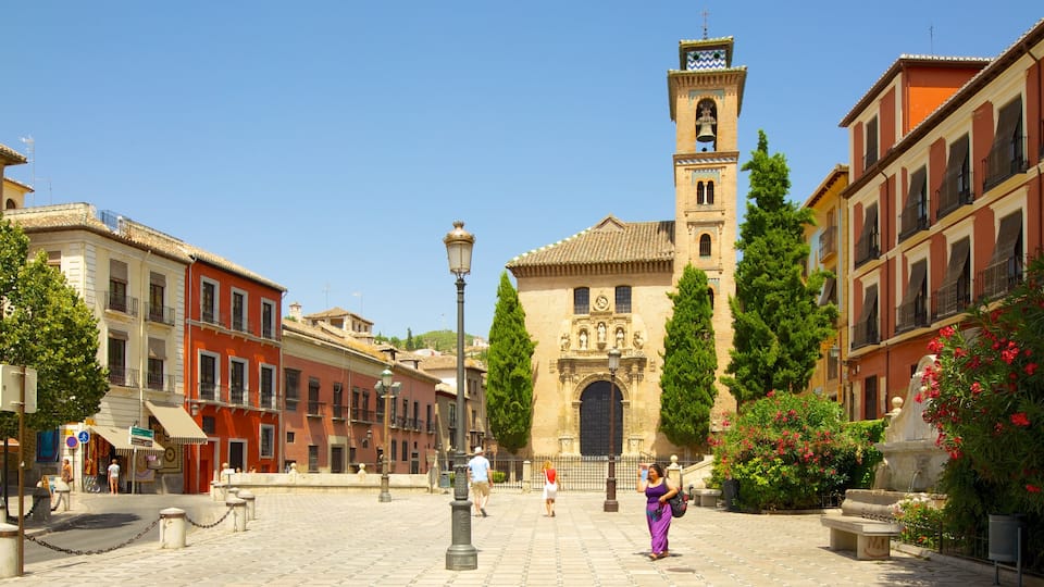 Plaza Nueva que incluye una iglesia o catedral, arquitectura patrimonial y una plaza