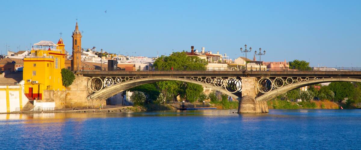 Puente de Triana mostrando un río o arroyo, una ciudad y un puente