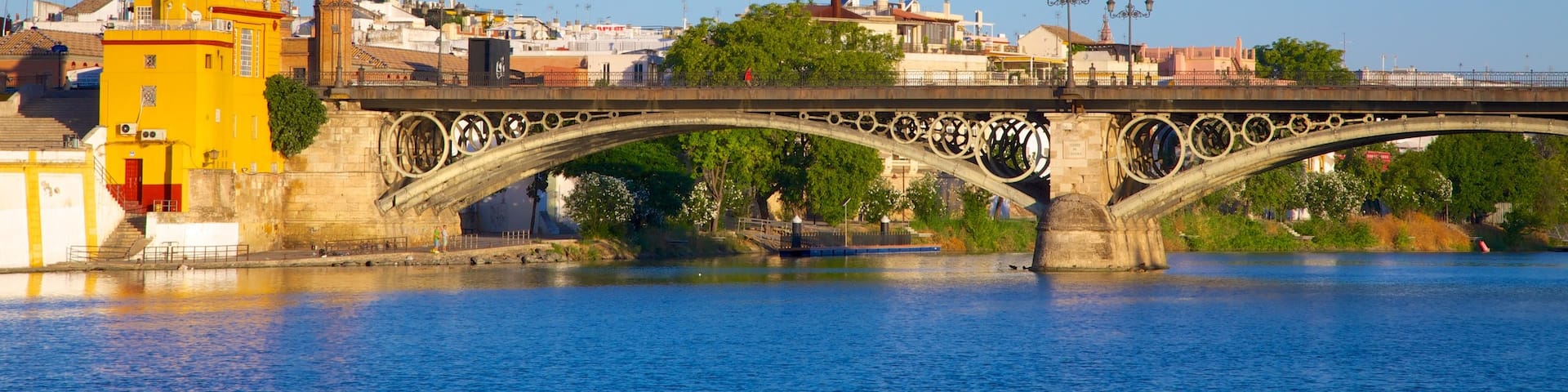 Pont de Triana montrant ville, pont et riviĂšre ou ruisseau