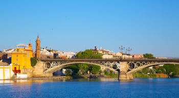 Triana Bridge toont een stad, een brug en een rivier of beek