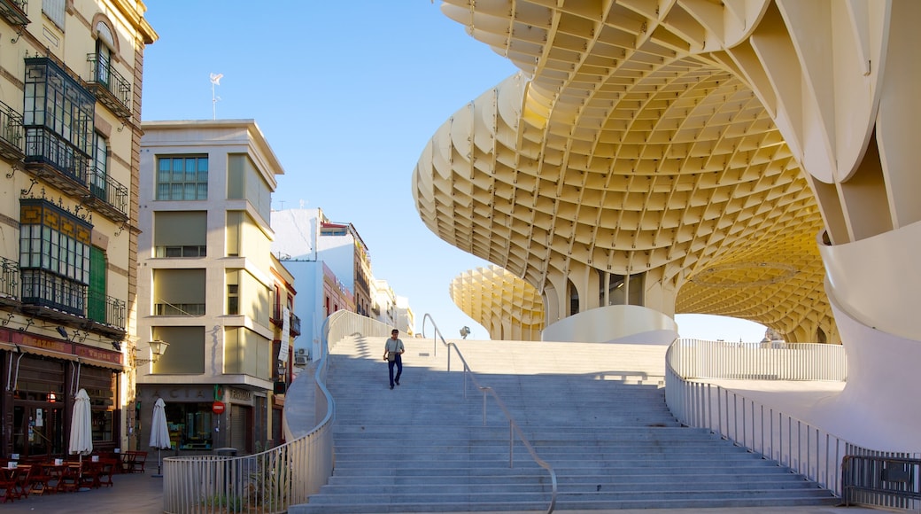 Metropol Parasol che include città, architettura moderna e strade