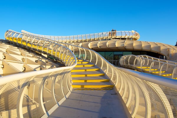 Metropol Parasol mit einem moderne Architektur und Ansichten