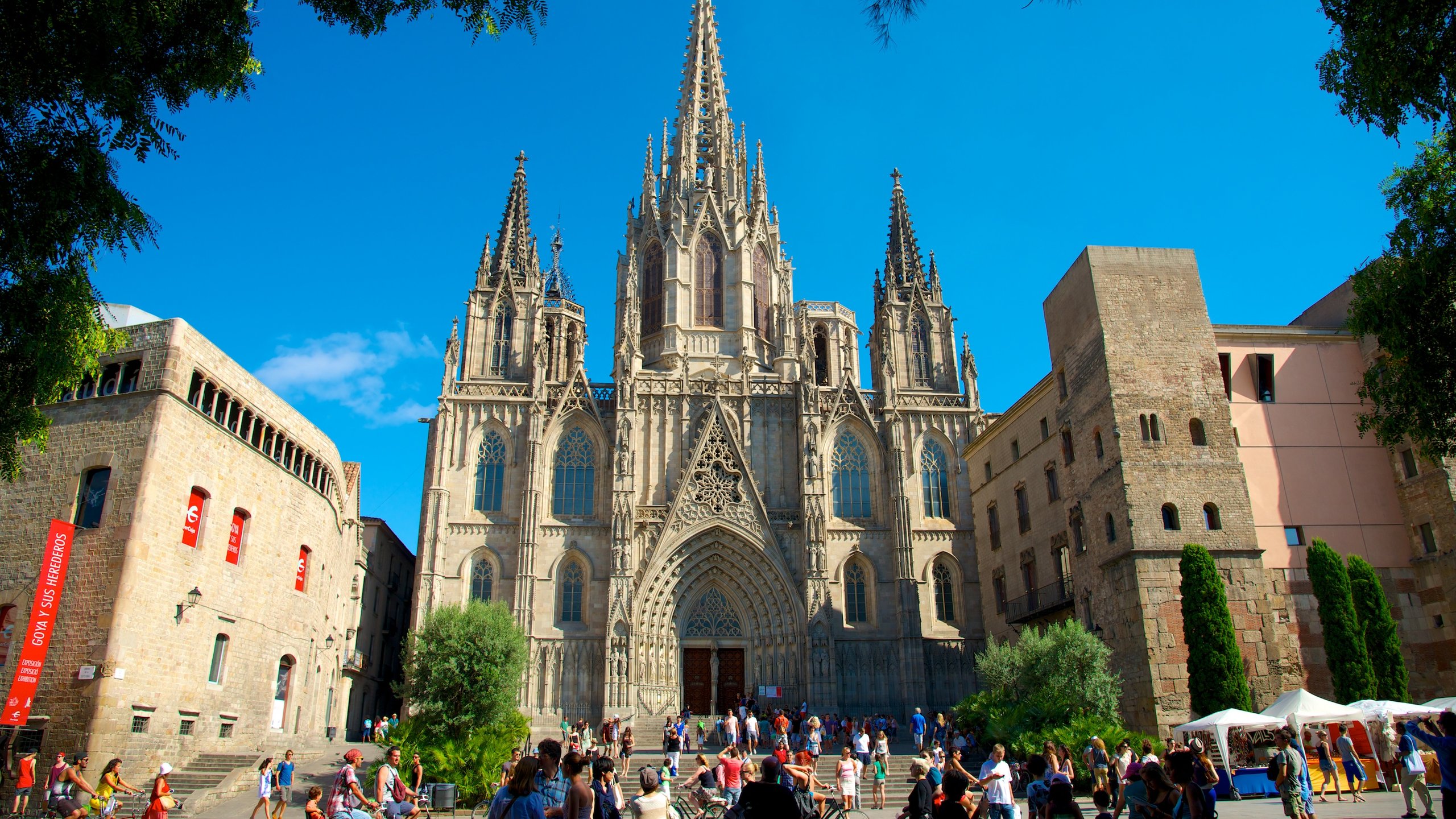 Barcelona Katedral som omfatter religiøse aspekter, en plads eller et torv og historiske bygningsværker