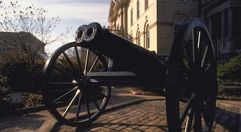 Atenas ofreciendo elementos patrimoniales y artículos militares