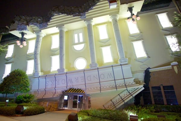 Parque de diversiones Wonderworks mostrando señalización y escenas nocturnas