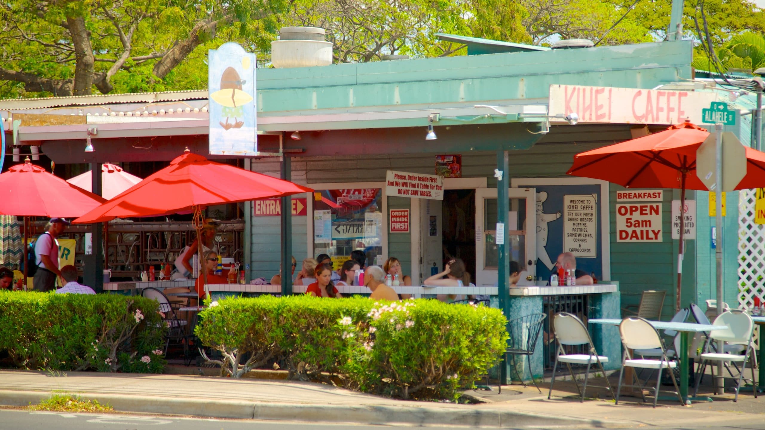 Kihei que incluye estilo de vida de café y señalización