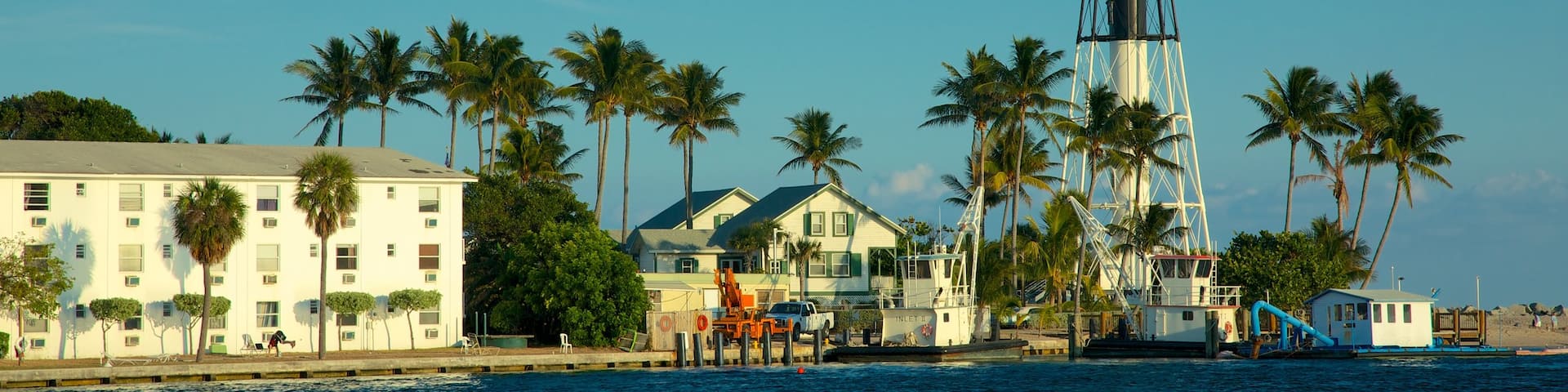 Fort Lauderdale mit einem tropische Szenerien, Bucht oder Hafen und Leuchtturm