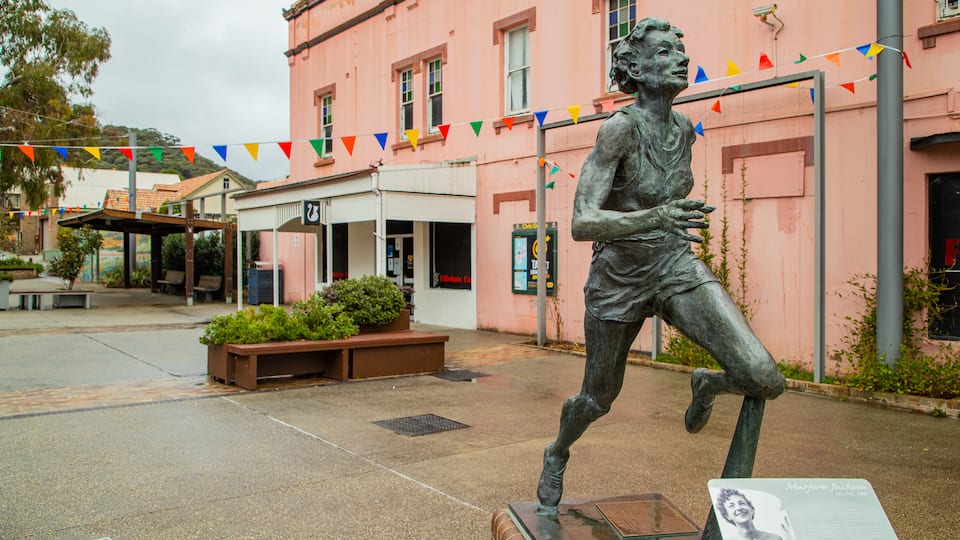 Lithgow showing a statue or sculpture