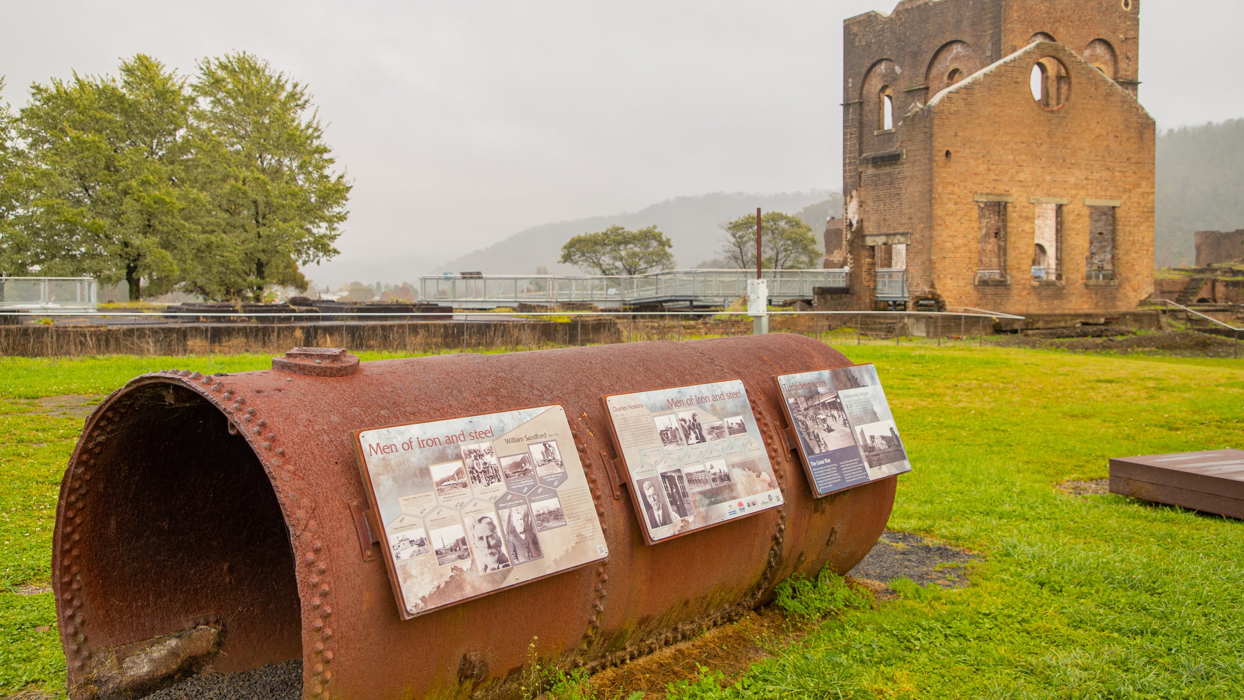 Lithgow featuring signage and heritage elements