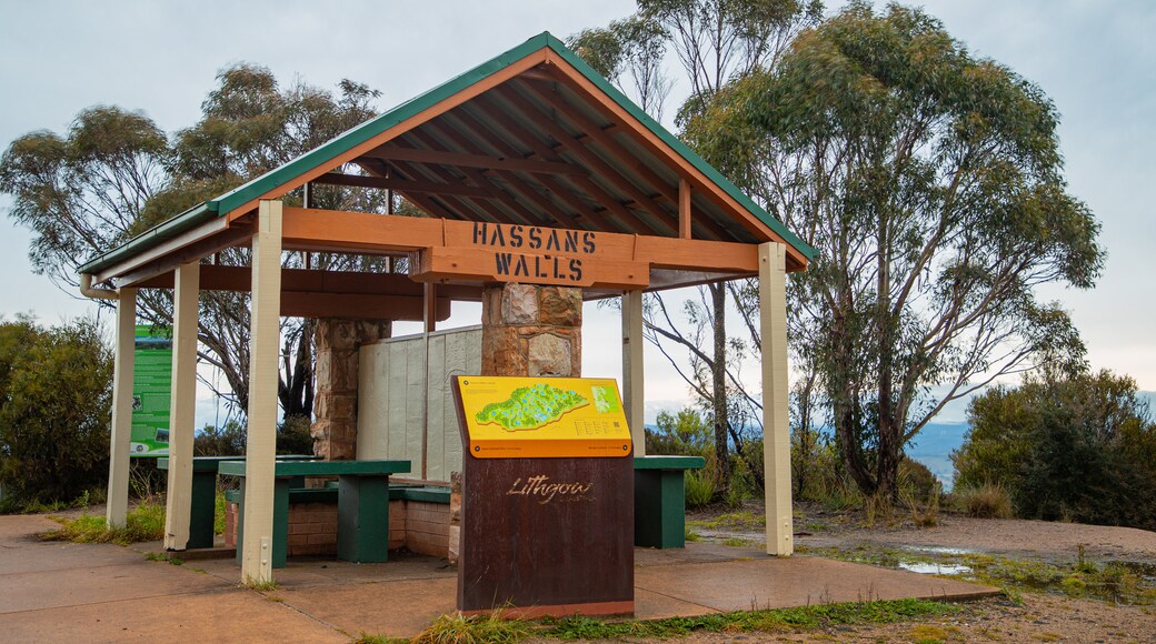 Hassans Wall Lookout featuring tranquil scenes and signage