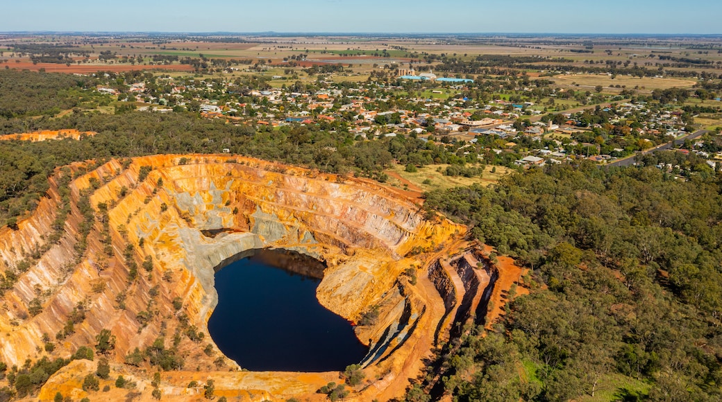 Peak Hill Open Cut Experience showing a lake or waterhole, landscape views and tranquil scenes