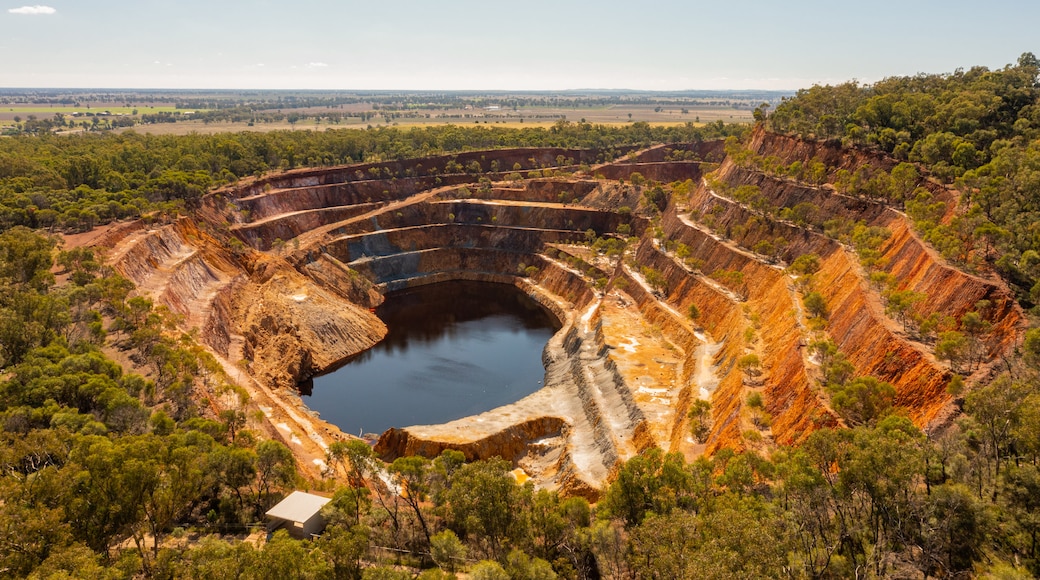 Peak Hill Open Cut Experience which includes tranquil scenes, landscape views and a pond