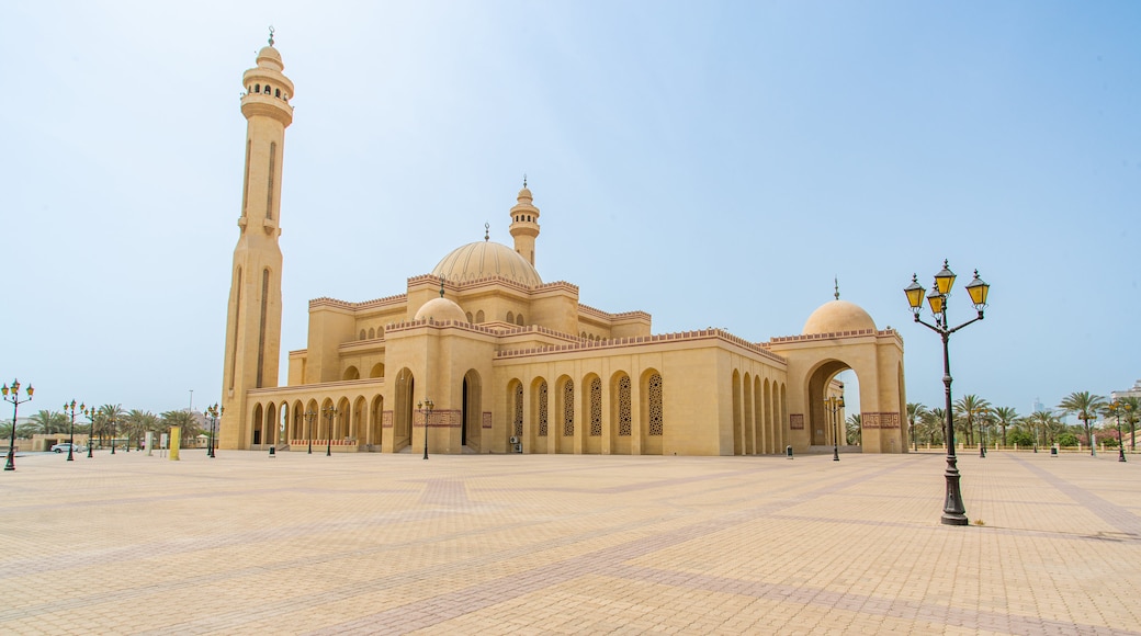 Al Fateh Grand Mosque which includes heritage architecture, a mosque and a square or plaza