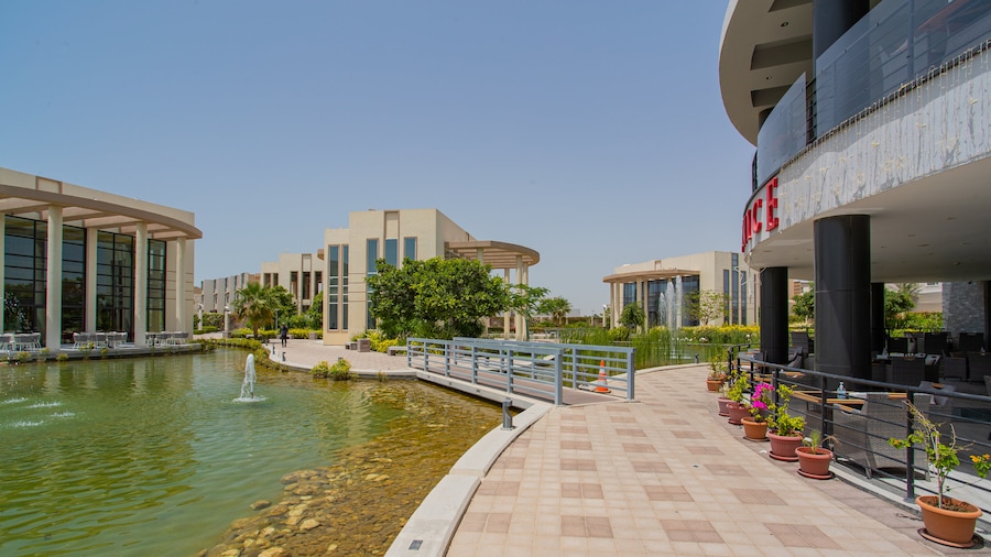 Zallaq featuring a fountain and a pond