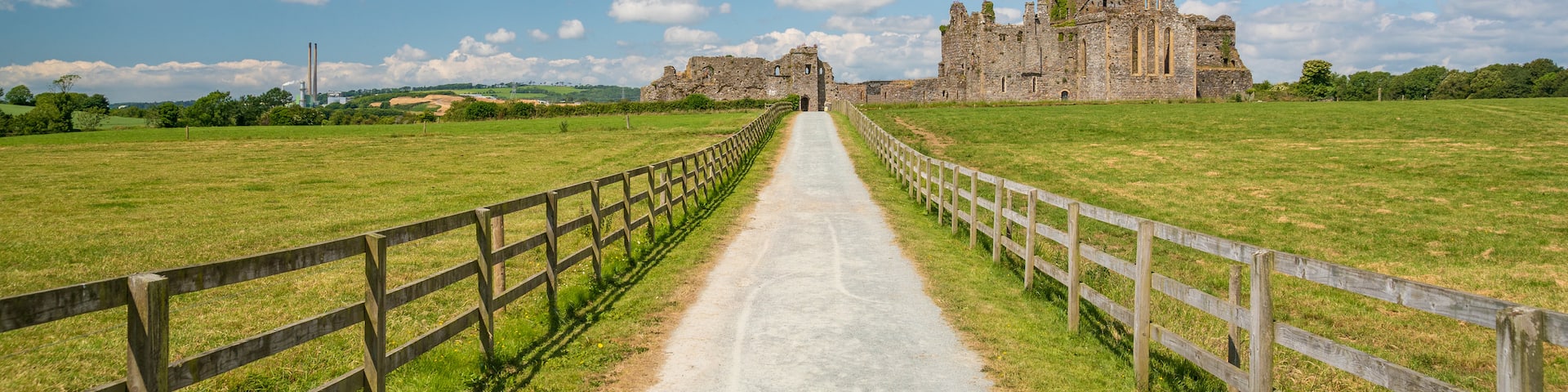 Dunbrody Abbey featuring heritage architecture, tranquil scenes and a castle