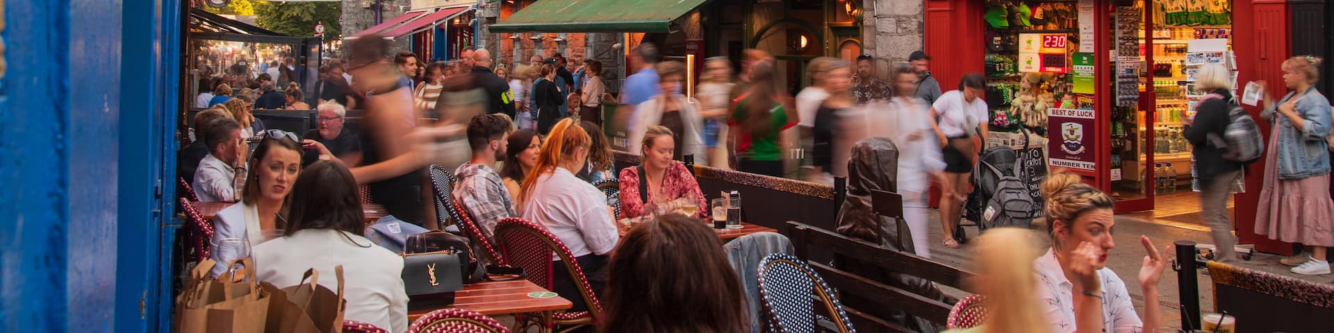 Quay Street which includes street scenes, outdoor eating and markets
