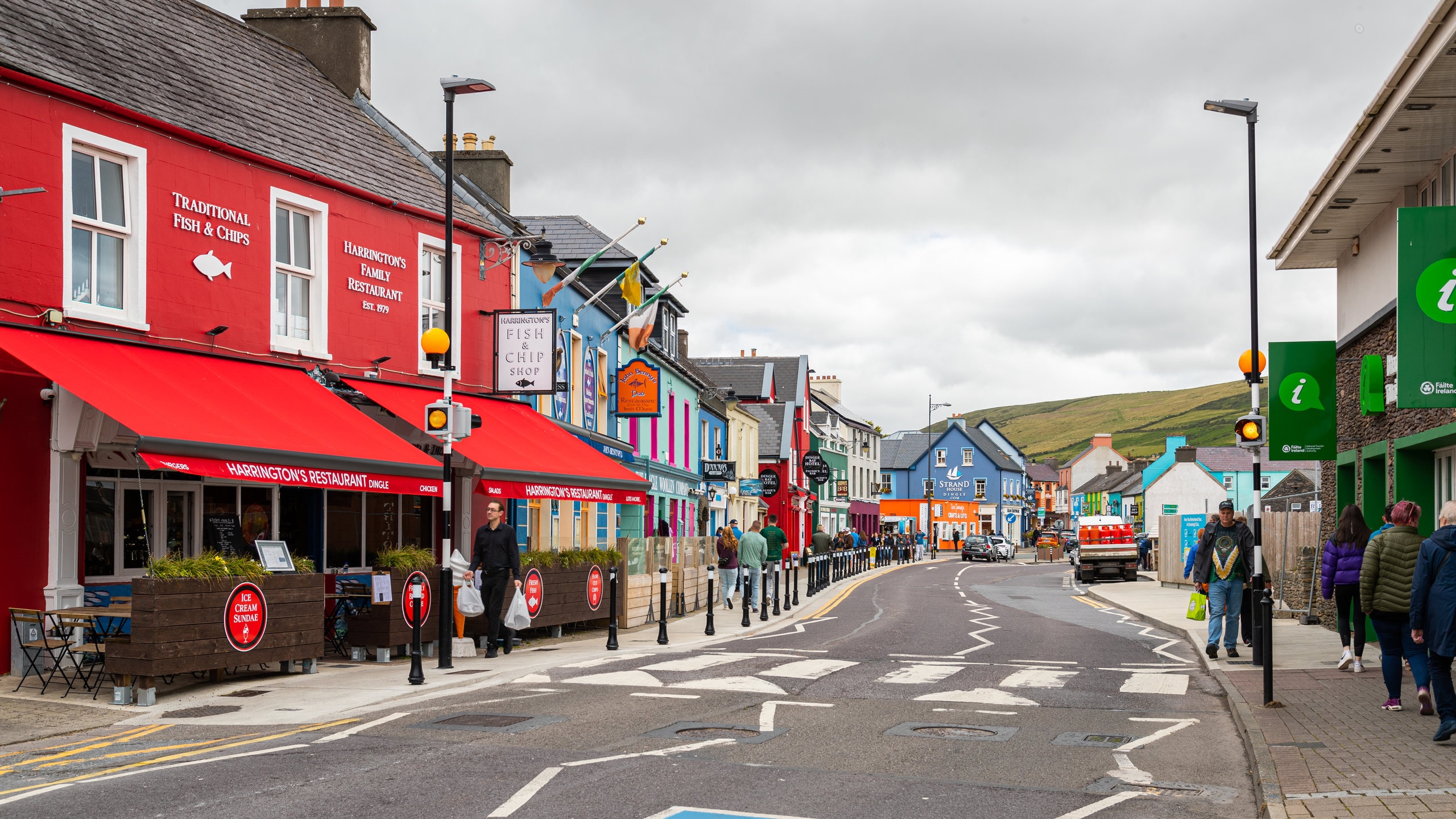 Dingle which includes street scenes