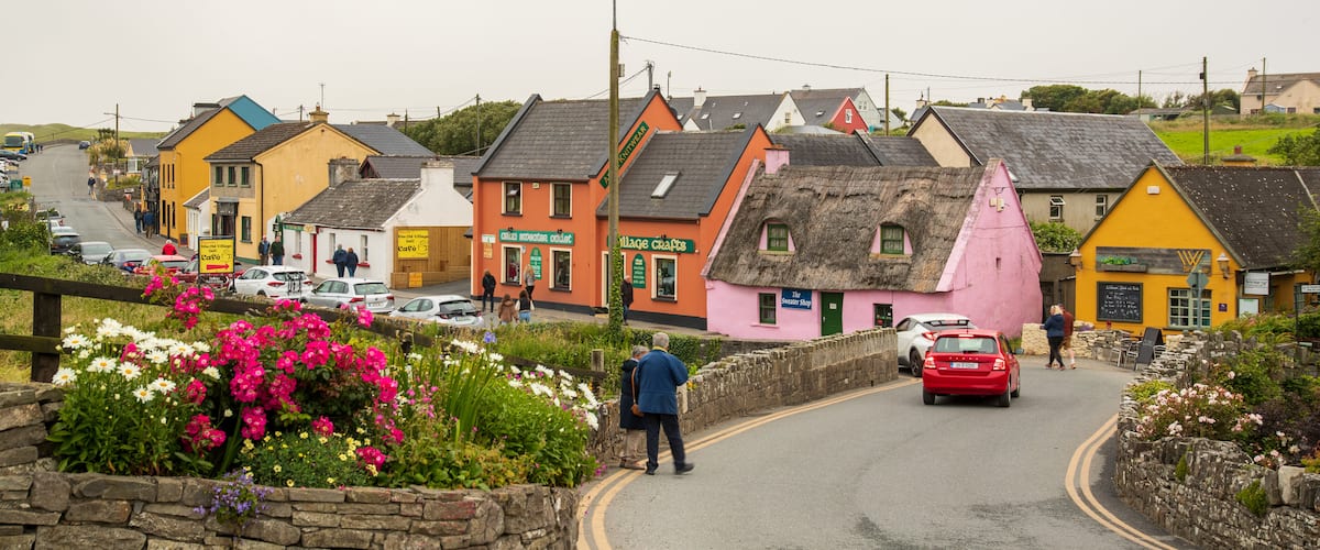 Doolin showing a small town or village, flowers and street scenes