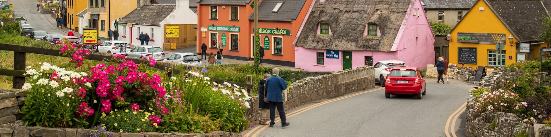 Doolin showing a small town or village, flowers and street scenes