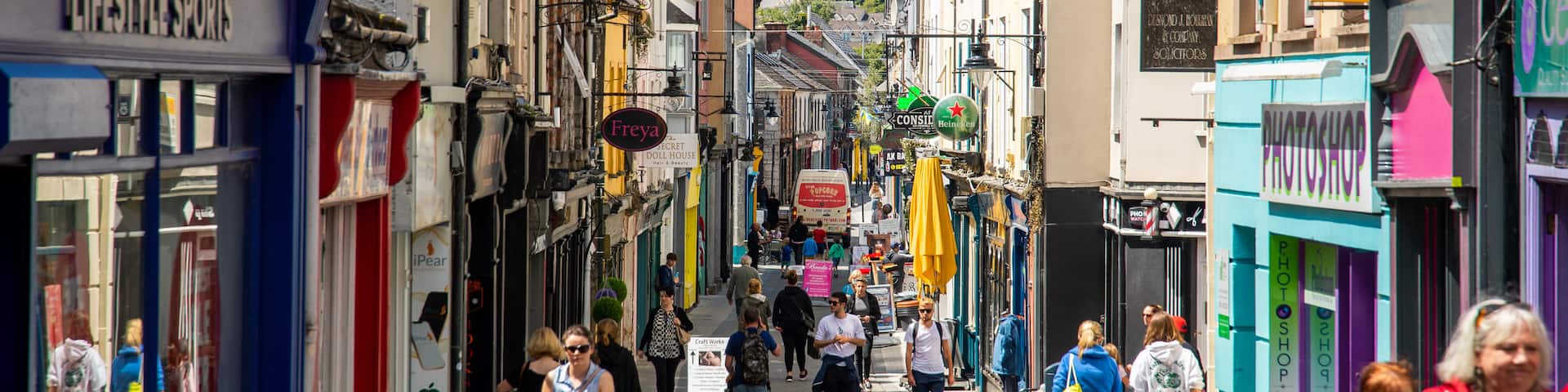 Ennis showing street scenes and a city