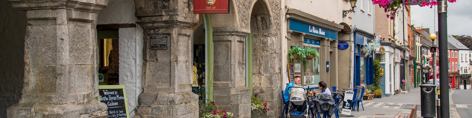 Rothe House featuring outdoor eating, street scenes and a city