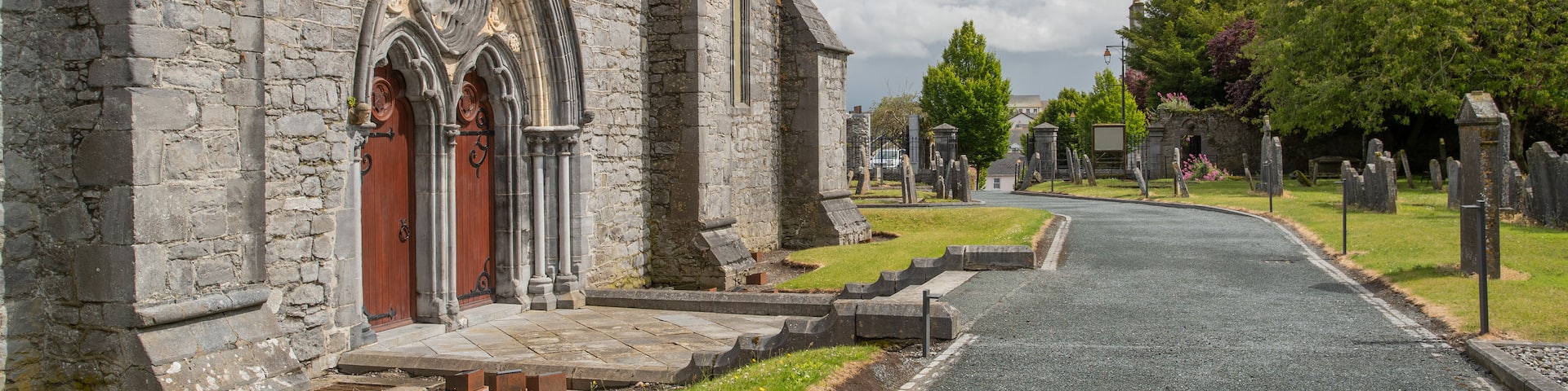 St. Canice\'s Cathedral which includes heritage architecture and a church or cathedral