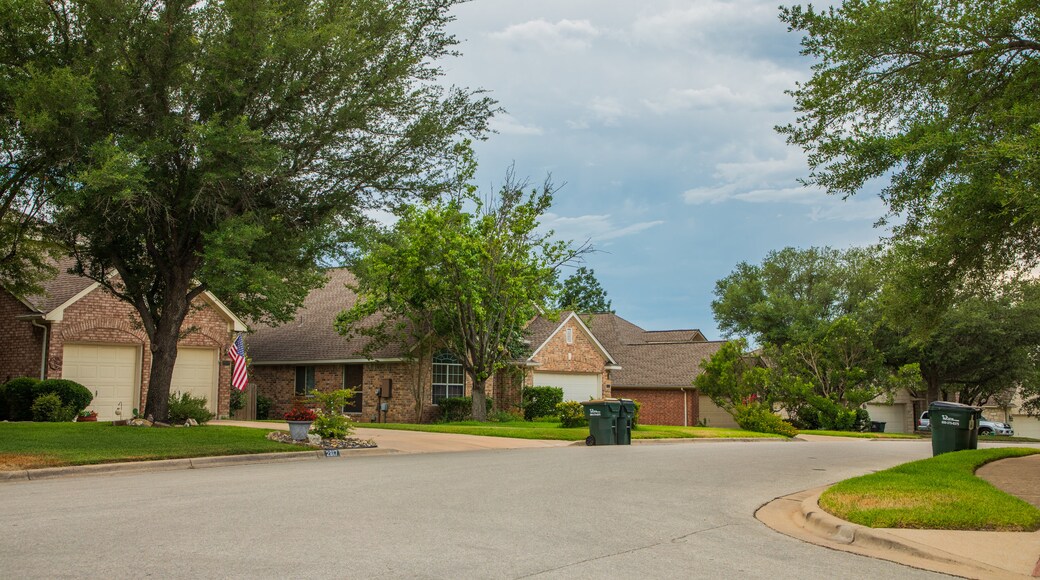 Steiner Ranch which includes a small town or village and a house