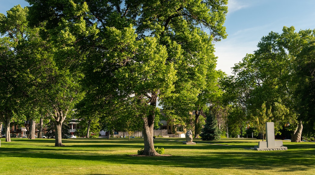 Utah State Capitol showing a park