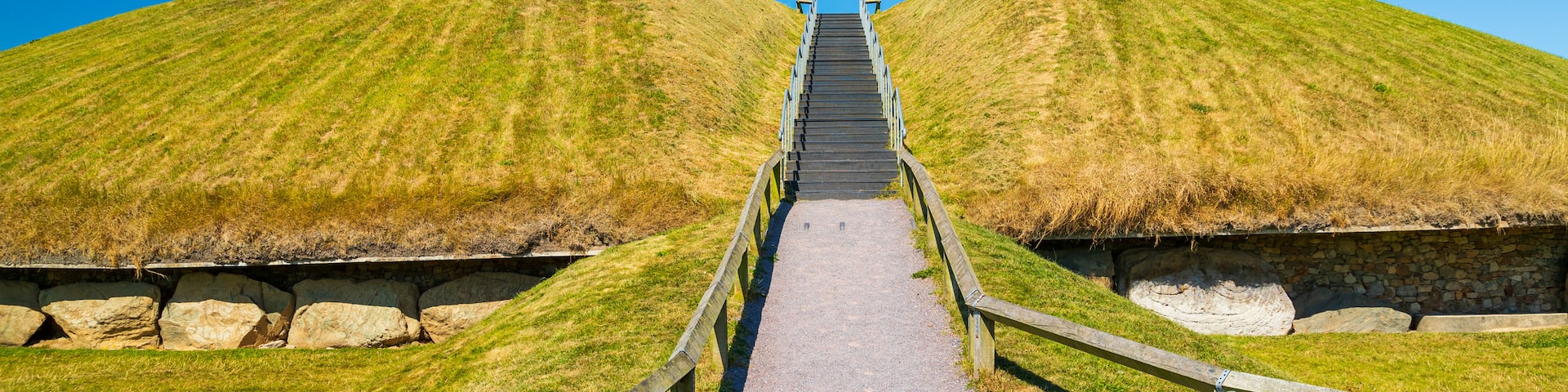 Knowth featuring heritage elements