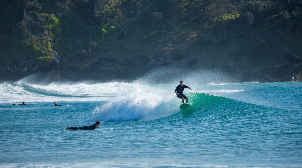 Little Diggers Beach showing surf, surfing and general coastal views