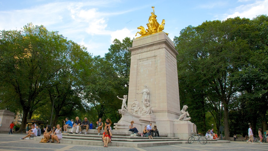Columbus Circle som omfatter et monument og en statue eller en skulptur