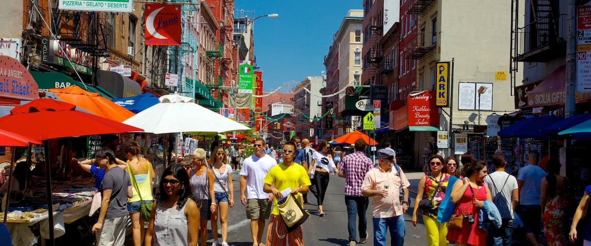 Little Italy que incluye una ciudad, escenas urbanas y mercados