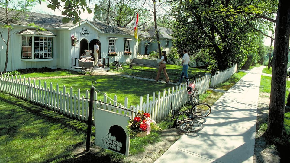 Kleinburg showing a house and signage