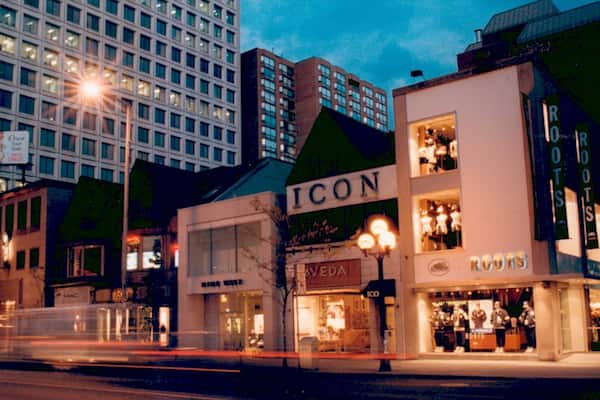 Bloor West Village mettant en vedette scĂšnes de nuit, scĂšnes de rue et signalisation