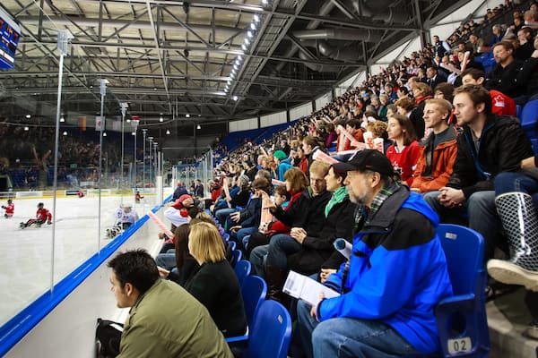 Doug Mitchell Thunderbird Sports Centre das einen Innenansichten und Sportevent sowie große Menschengruppe