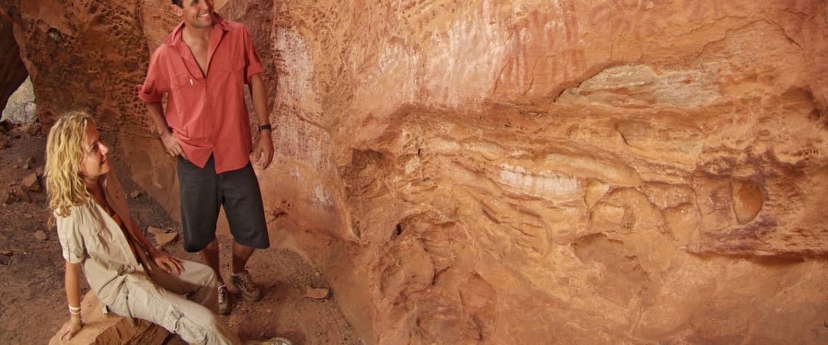 Alice Springs qui includes gorge ou canyon aussi bien que couple