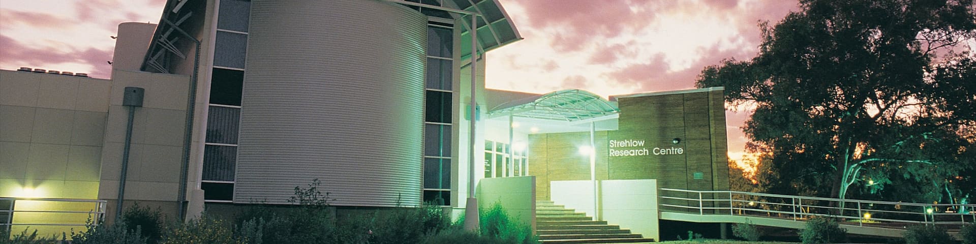 アラルーアン文化地区 表示 夕焼け, 現代建築 と 航空機