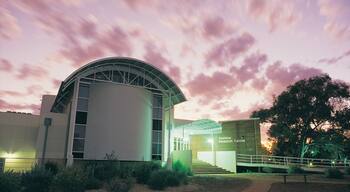 Araluen Cultural Precinct mit einem moderne Architektur, Flugzeug und Sonnenuntergang