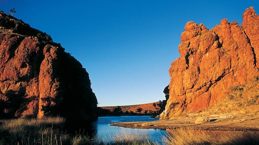Red Centre montrant riviĂšre ou ruisseau, coucher de soleil et gorge ou canyon