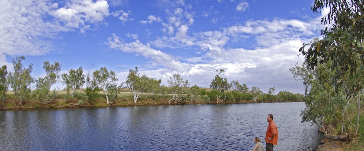 Red Centre que incluye senderismo o caminata y un río o arroyo y también una pareja