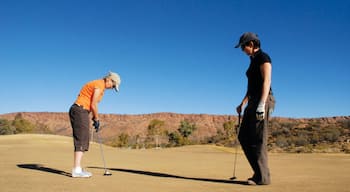 Alice Springs welches beinhaltet Golf und ruhige Szenerie sowie kleine Menschengruppe