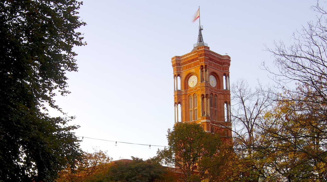 Rotes Rathaus fasiliteter samt historisk arkitektur