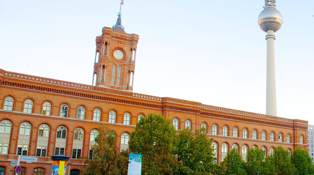 Ayuntamiento Rojo que incluye una ciudad y arquitectura patrimonial