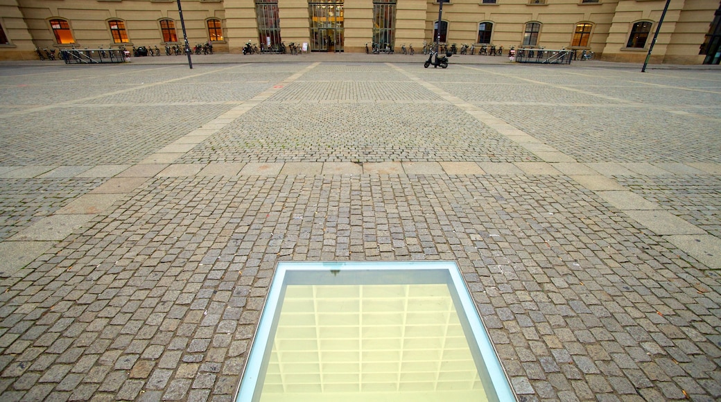 Plaza Bebelplatz que incluye una plaza