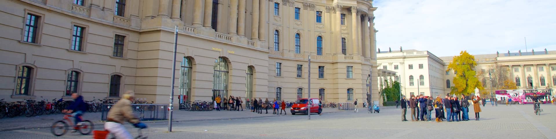 Bebelplatz montrant square ou place, patrimoine architectural et vélo