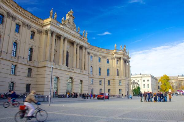 Bebelplatz montrant square ou place, patrimoine architectural et vélo